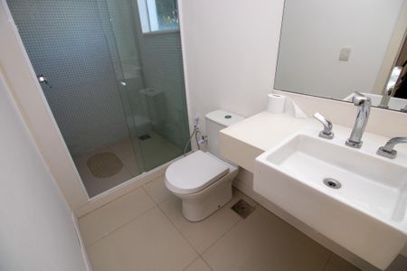 Casa de condomínio à venda com 350m², 3 quartos e 2 vagas Casa de condomínio à venda com 350m², 3 quartos e 2 vagasBanheiro da Suíte 2