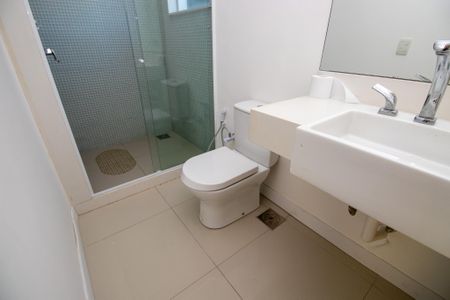 Casa de condomínio à venda com 350m², 3 quartos e 2 vagas Casa de condomínio à venda com 350m², 3 quartos e 2 vagasBanheiro da Suíte 2