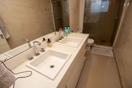 Casa de condomínio à venda com 350m², 3 quartos e 2 vagas Casa de condomínio à venda com 350m², 3 quartos e 2 vagasBanheiro da Suíte 3