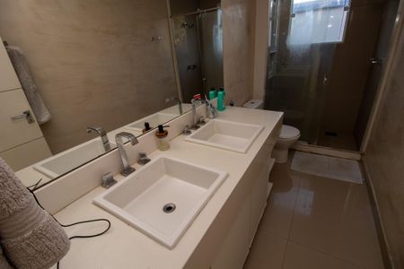 Casa de condomínio à venda com 350m², 3 quartos e 2 vagas Casa de condomínio à venda com 350m², 3 quartos e 2 vagasBanheiro da Suíte 3