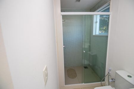 Casa de condomínio à venda com 350m², 3 quartos e 2 vagas Casa de condomínio à venda com 350m², 3 quartos e 2 vagasBanheiro da Suíte 2