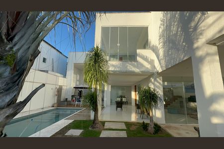 Casa de condomínio à venda com 350m², 3 quartos e 2 vagas Casa de condomínio à venda com 350m², 3 quartos e 2 vagasFachada