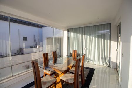 Casa de condomínio à venda com 350m², 3 quartos e 2 vagas Casa de condomínio à venda com 350m², 3 quartos e 2 vagasSala de jantar