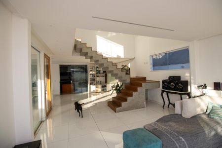 Casa de condomínio à venda com 350m², 3 quartos e 2 vagas Casa de condomínio à venda com 350m², 3 quartos e 2 vagasSala