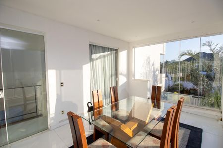 Casa de condomínio à venda com 350m², 3 quartos e 2 vagas Casa de condomínio à venda com 350m², 3 quartos e 2 vagasSala de jantar