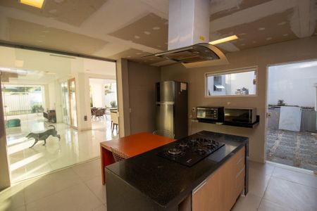 Casa de condomínio à venda com 350m², 3 quartos e 2 vagas Casa de condomínio à venda com 350m², 3 quartos e 2 vagasCozinha