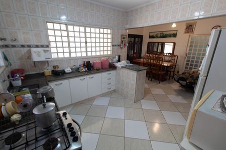 Casa à venda com 150m², 2 quartos e 2 vagas Casa à venda com 150m², 2 quartos e 2 vagasCozinha