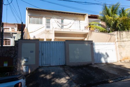 Casa à venda com 150m², 2 quartos e 2 vagas Casa à venda com 150m², 2 quartos e 2 vagasFachada