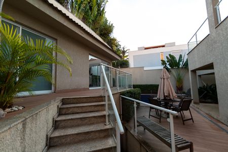 Casa de condomínio à venda com 613m², 5 quartos e 4 vagas Casa de condomínio à venda com 613m², 5 quartos e 4 vagasEdícula