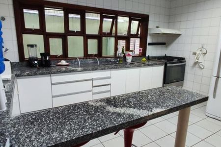 Casa à venda com 330m², 4 quartos e 4 vagas