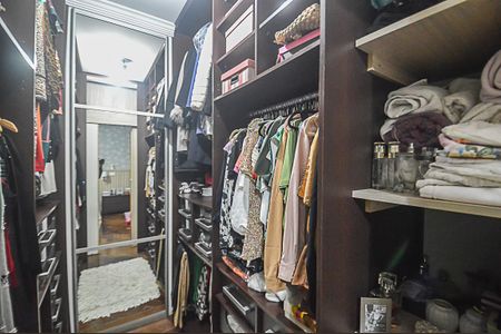 Apartamento à venda com 412m², 4 quartos e 4 vagas Apartamento à venda com 412m², 4 quartos e 4 vagasCloset da suíte 1