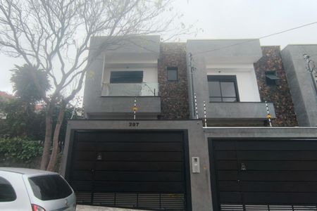 Casa à venda com 205m², 3 quartos e 4 vagas Casa à venda com 205m², 3 quartos e 4 vagasFachada