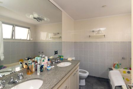 Apartamento à venda com 250m², 3 quartos e 2 vagas Apartamento à venda com 250m², 3 quartos e 2 vagasBanheiro da Suíte