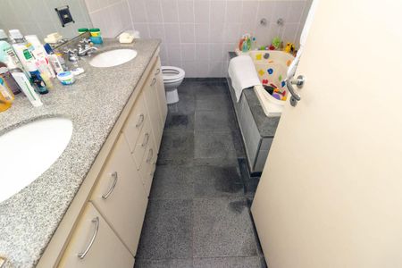 Apartamento à venda com 250m², 3 quartos e 2 vagas Apartamento à venda com 250m², 3 quartos e 2 vagasBanheiro da Suíte