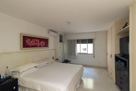 Apartamento à venda com 250m², 3 quartos e 2 vagas Apartamento à venda com 250m², 3 quartos e 2 vagasSuíte