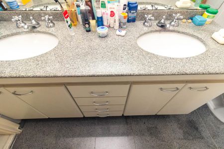 Apartamento à venda com 250m², 3 quartos e 2 vagas Apartamento à venda com 250m², 3 quartos e 2 vagasBanheiro da Suíte