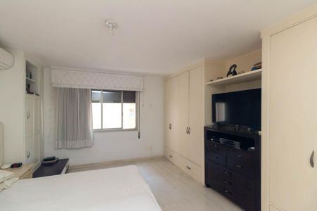 Apartamento à venda com 250m², 3 quartos e 2 vagas Apartamento à venda com 250m², 3 quartos e 2 vagasSuíte