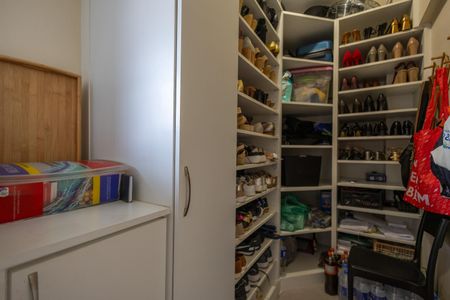 Apartamento à venda com 122m², 3 quartos e 2 vagas Apartamento à venda com 122m², 3 quartos e 2 vagasQuarto de Serviço