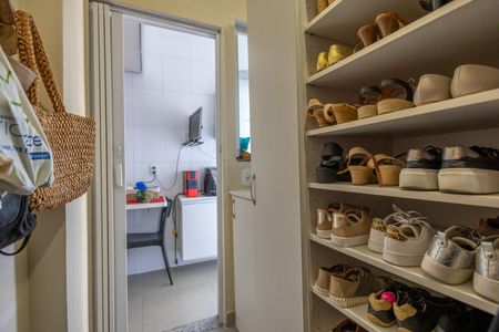 Apartamento à venda com 122m², 3 quartos e 2 vagas Apartamento à venda com 122m², 3 quartos e 2 vagasQuarto de Serviço