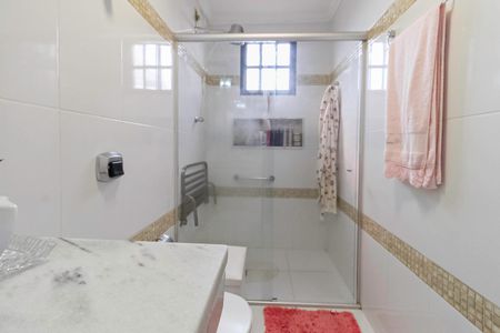 Casa à venda com 208m², 4 quartos e 2 vagas Casa à venda com 208m², 4 quartos e 2 vagasBanheiro da suíte