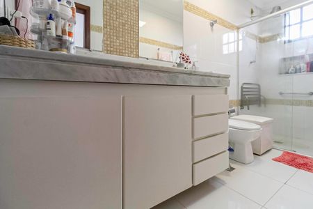 Casa à venda com 208m², 4 quartos e 2 vagas Casa à venda com 208m², 4 quartos e 2 vagasBanheiro da suíte