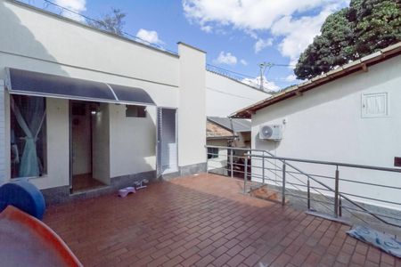 Casa à venda com 208m², 4 quartos e 2 vagas Casa à venda com 208m², 4 quartos e 2 vagasQuintal