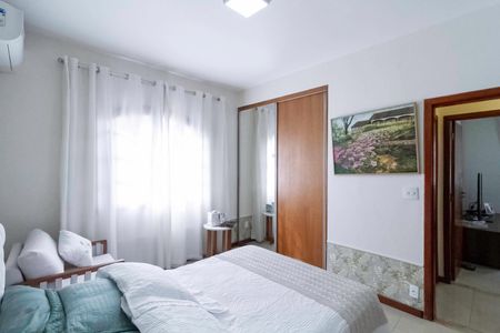 Casa à venda com 208m², 4 quartos e 2 vagas Casa à venda com 208m², 4 quartos e 2 vagasSuíte