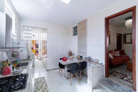 Casa à venda com 208m², 4 quartos e 2 vagas Casa à venda com 208m², 4 quartos e 2 vagasCozinha