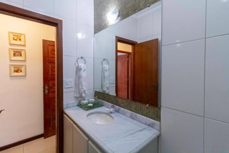 Casa à venda com 208m², 4 quartos e 2 vagas Casa à venda com 208m², 4 quartos e 2 vagasBanheiro social