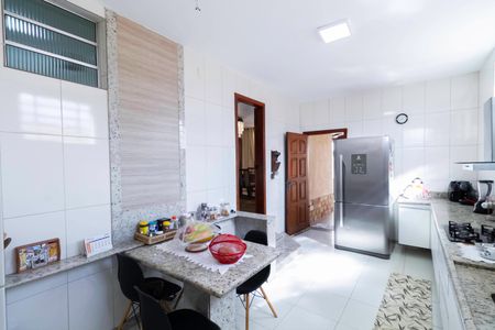 Casa à venda com 208m², 4 quartos e 2 vagas Casa à venda com 208m², 4 quartos e 2 vagasCozinha