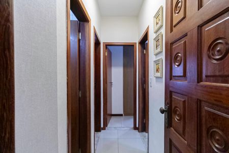 Casa à venda com 208m², 4 quartos e 2 vagas Casa à venda com 208m², 4 quartos e 2 vagasCorredor