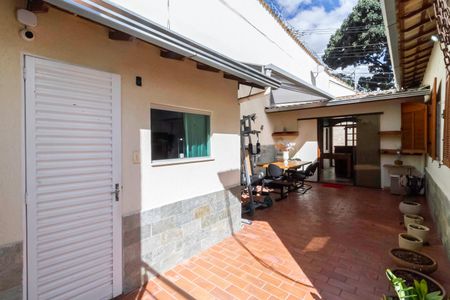 Casa à venda com 208m², 4 quartos e 2 vagas Casa à venda com 208m², 4 quartos e 2 vagasQuintal