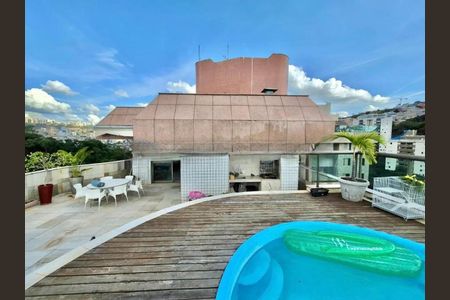 Apartamento à venda com 348m², 4 quartos e 3 vagas Apartamento à venda com 348m², 4 quartos e 3 vagasPiscina