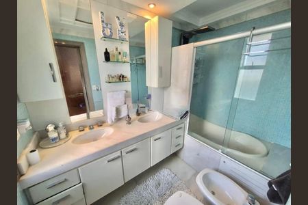 Apartamento à venda com 348m², 4 quartos e 3 vagas Apartamento à venda com 348m², 4 quartos e 3 vagasBanheiro da Suíte