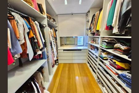 Apartamento à venda com 348m², 4 quartos e 3 vagas Apartamento à venda com 348m², 4 quartos e 3 vagasCloset