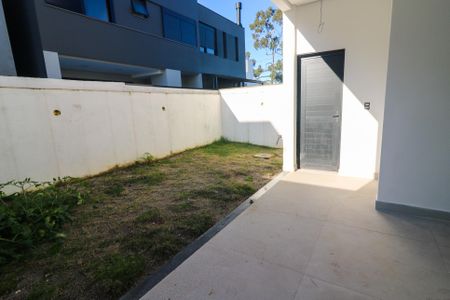 Casa de condomínio à venda com 216m², 3 quartos e 4 vagas Casa de condomínio à venda com 216m², 3 quartos e 4 vagasQuintal
