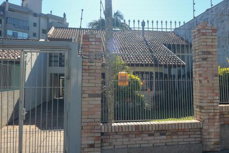 Casa à venda com 426m², 3 quartos e 4 vagas Casa à venda com 426m², 3 quartos e 4 vagasFachada