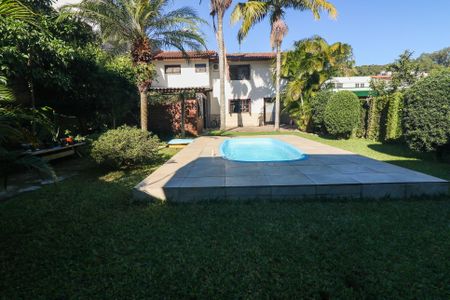 Casa à venda com 426m², 3 quartos e 4 vagas Casa à venda com 426m², 3 quartos e 4 vagasPiscina