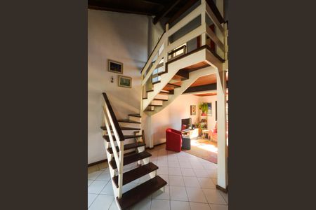 Casa à venda com 426m², 3 quartos e 4 vagas Casa à venda com 426m², 3 quartos e 4 vagasEscada