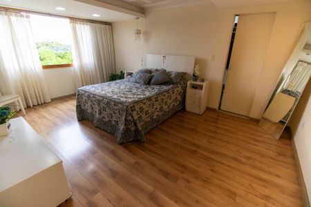 Casa de condomínio à venda com 400m², 5 quartos e 2 vagas Casa de condomínio à venda com 400m², 5 quartos e 2 vagasSuíte