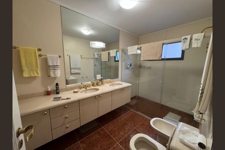 Apartamento à venda com 230m², 4 quartos e 3 vagas Apartamento à venda com 230m², 4 quartos e 3 vagasBanheiro da Suíte 1