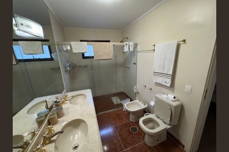 Apartamento à venda com 230m², 4 quartos e 3 vagas Apartamento à venda com 230m², 4 quartos e 3 vagasBanheiro da Suíte 1