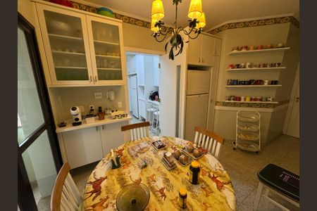 Apartamento à venda com 230m², 4 quartos e 3 vagas Apartamento à venda com 230m², 4 quartos e 3 vagasCozinha