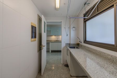 Apartamento para alugar com 180m², 3 quartos e 2 vagas Apartamento para alugar com 180m², 3 quartos e 2 vagasÁrea de Serviço