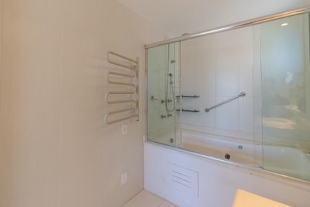 Apartamento para alugar com 180m², 3 quartos e 2 vagas Apartamento para alugar com 180m², 3 quartos e 2 vagasBanheiro da Suíte 1