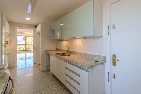 Apartamento para alugar com 180m², 3 quartos e 2 vagas Apartamento para alugar com 180m², 3 quartos e 2 vagasCozinha