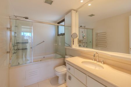 Apartamento para alugar com 180m², 3 quartos e 2 vagas Apartamento para alugar com 180m², 3 quartos e 2 vagasBanheiro da Suíte 1