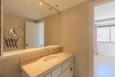 Apartamento para alugar com 180m², 3 quartos e 2 vagas Apartamento para alugar com 180m², 3 quartos e 2 vagasBanheiro da Suíte 1