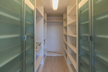 Apartamento para alugar com 180m², 3 quartos e 2 vagas Apartamento para alugar com 180m², 3 quartos e 2 vagasCloset da suíte 1