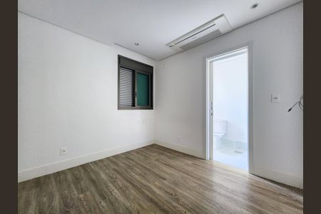 Apartamento à venda com 137m², 4 quartos e 4 vagas Suíte 2